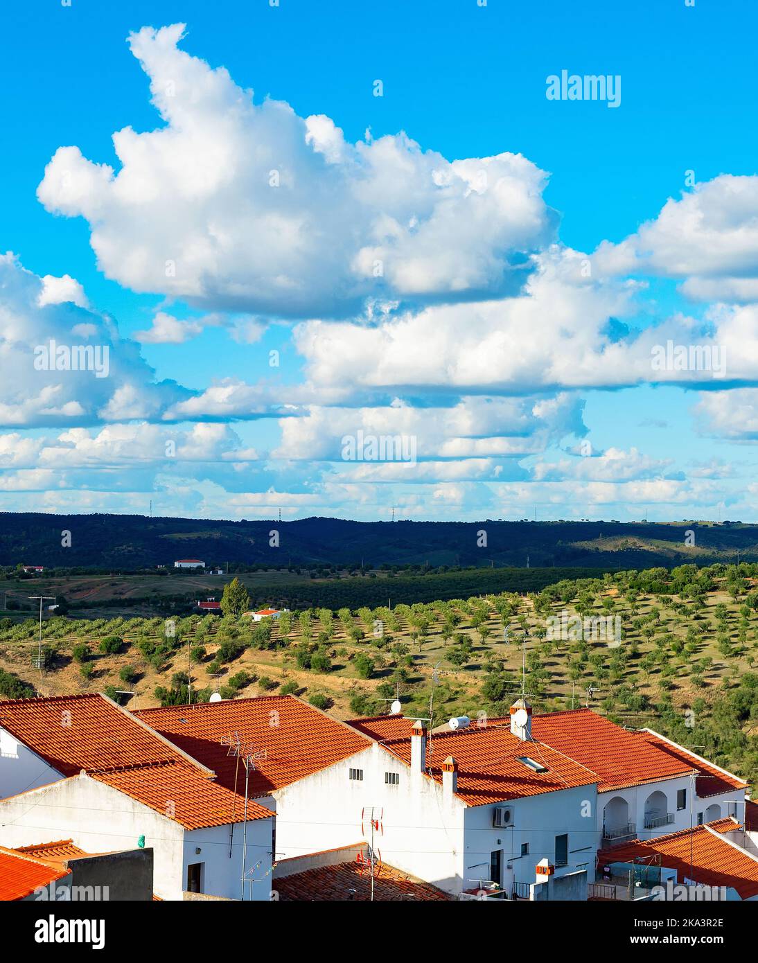Naturlandschaft mit Blick auf Dorf und Olivengärten, Berge und Wolken, Spanien Stockfoto