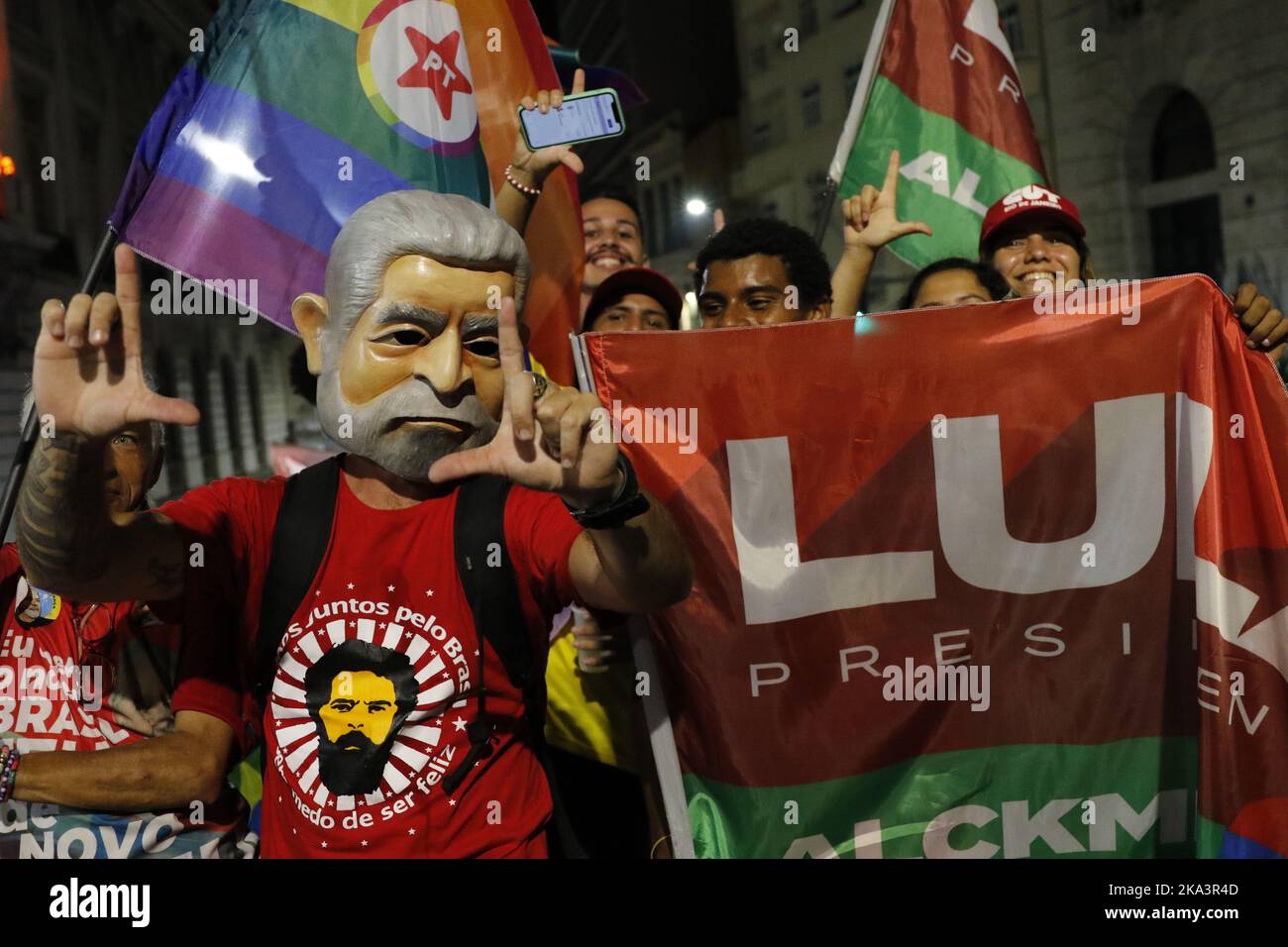 Die Anhänger des designierten Präsidenten Luiz Inacio Lula da Silva versammeln sich nach der Stichwahl zur Siegesfeier Stockfoto