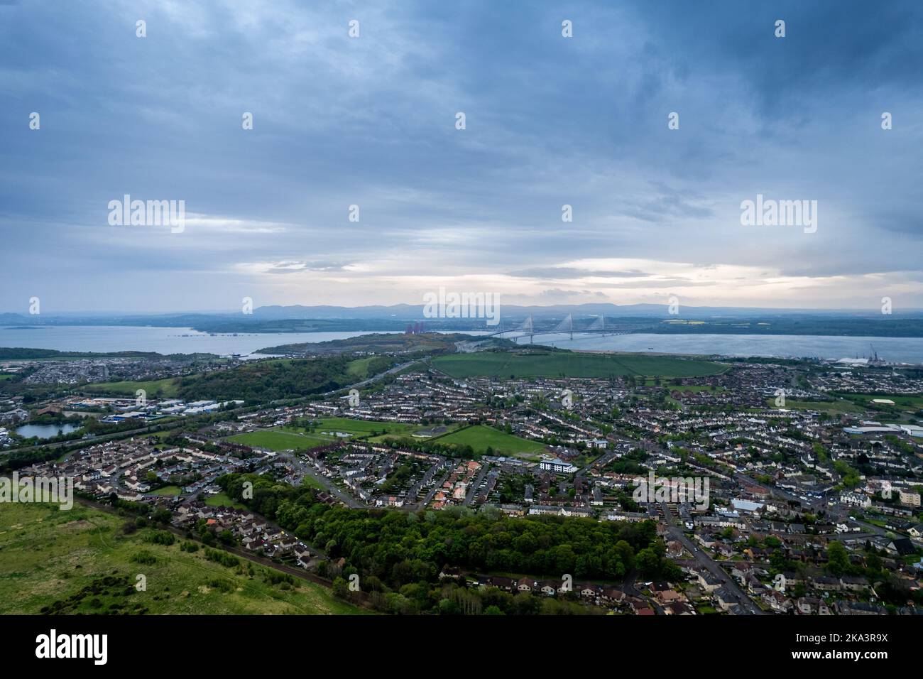 Eine malerische Stadtlandschaft mit den vierten Brücken im Hintergrund, Dunfermline (Fife), Großbritannien Stockfoto