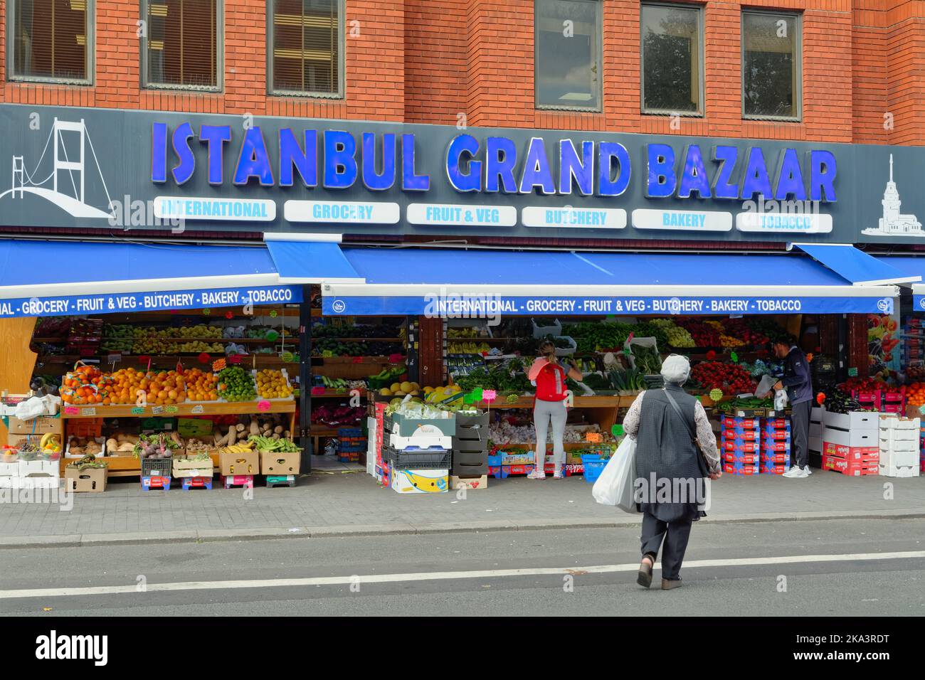 Außenansicht des internationalen Lebensmittelgeschäftes „Istanbul Grand Bazaar“ in der Hounslow High Street West London England Stockfoto