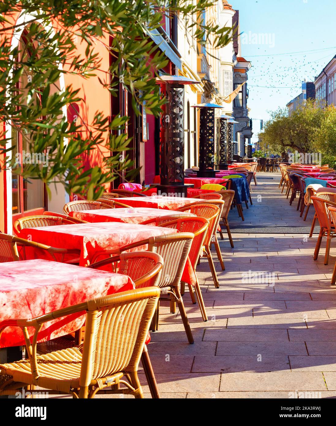 Tische mit roten Tüchern auf der Außenterrasse des Restaurants an der Touristenstraße, Gyor, Ungarn Stockfoto