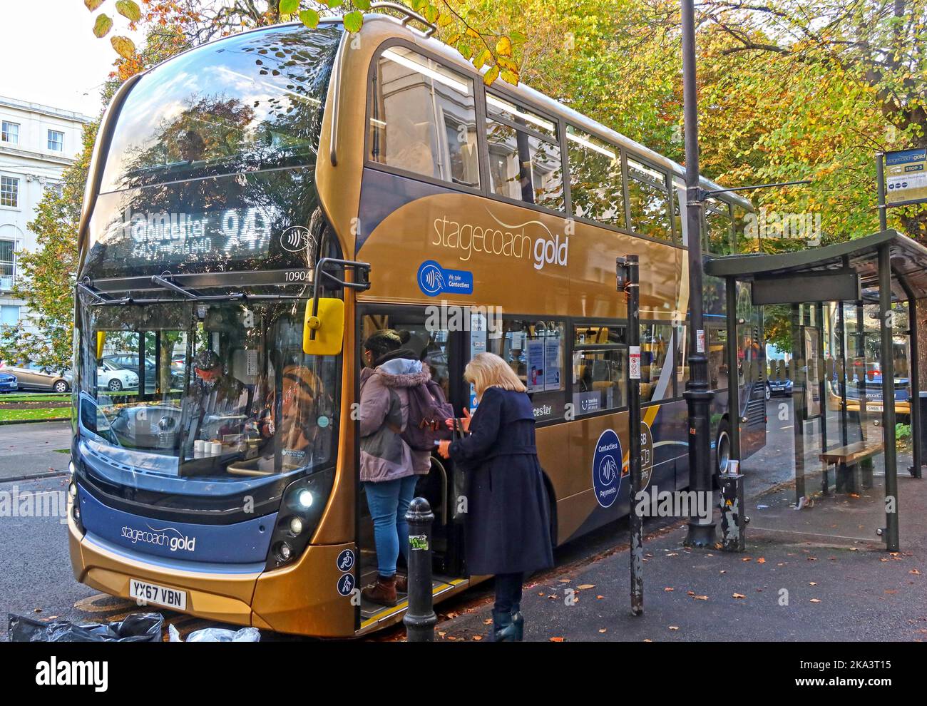 Stagecoach Gold Bus 94X nach Gloucester in Cheltenham 10904, reg YX67VBN Stockfoto