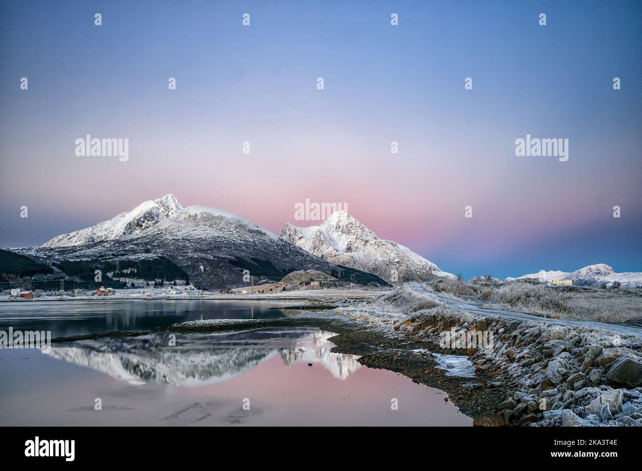 Schneebedeckte Bergreflexionen bei Sonnenuntergang, Lofoten, Nordland, Norwegen Stockfoto