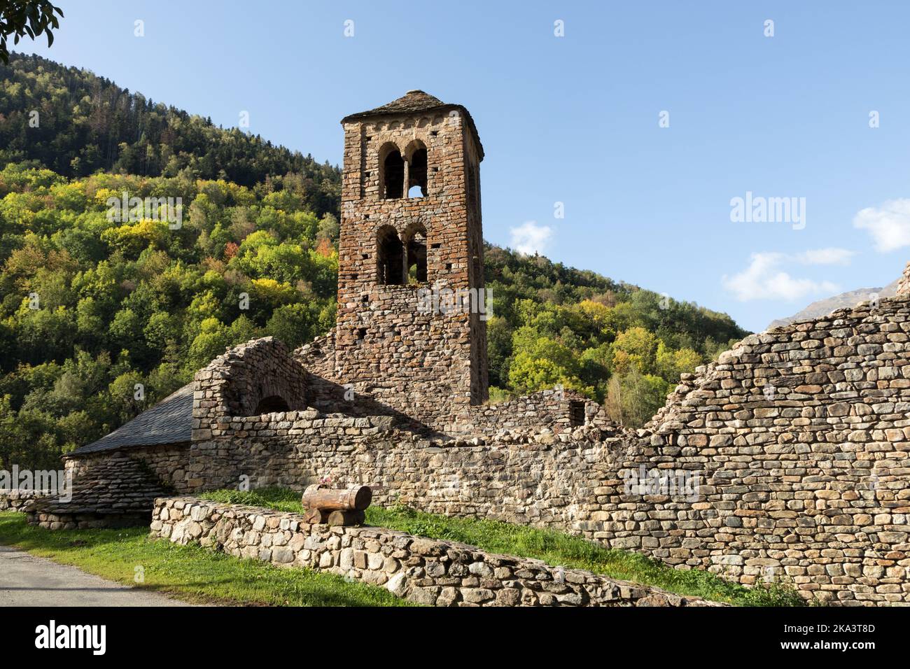 Die romanische Kirche Saint Pierre im frühen Herbst, Mérens-les-Vals, Ariège, Pyrenäen, Frankreich Stockfoto