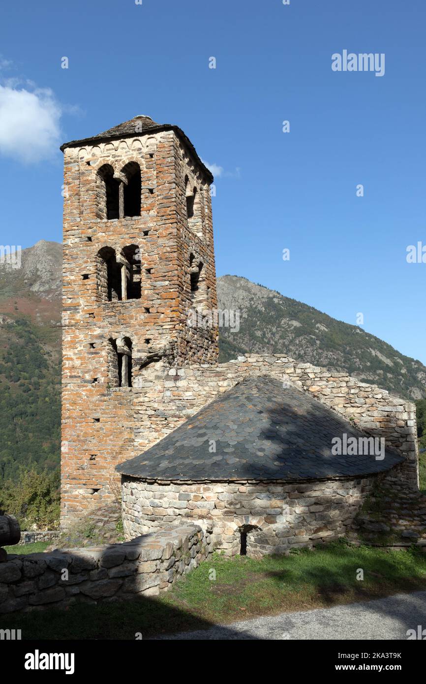 Die romanische Kirche Turm von Saint Pierre im frühen Herbst, Mérens-les-Vals, Ariège, Pyrenäen, Frankreich Stockfoto