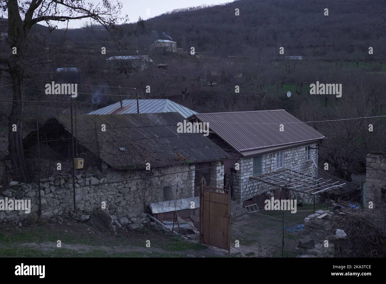 Eine schöne Landschaft von alten Hütten in einem Dorf von Arzakh, Berg-Karabach Stockfoto