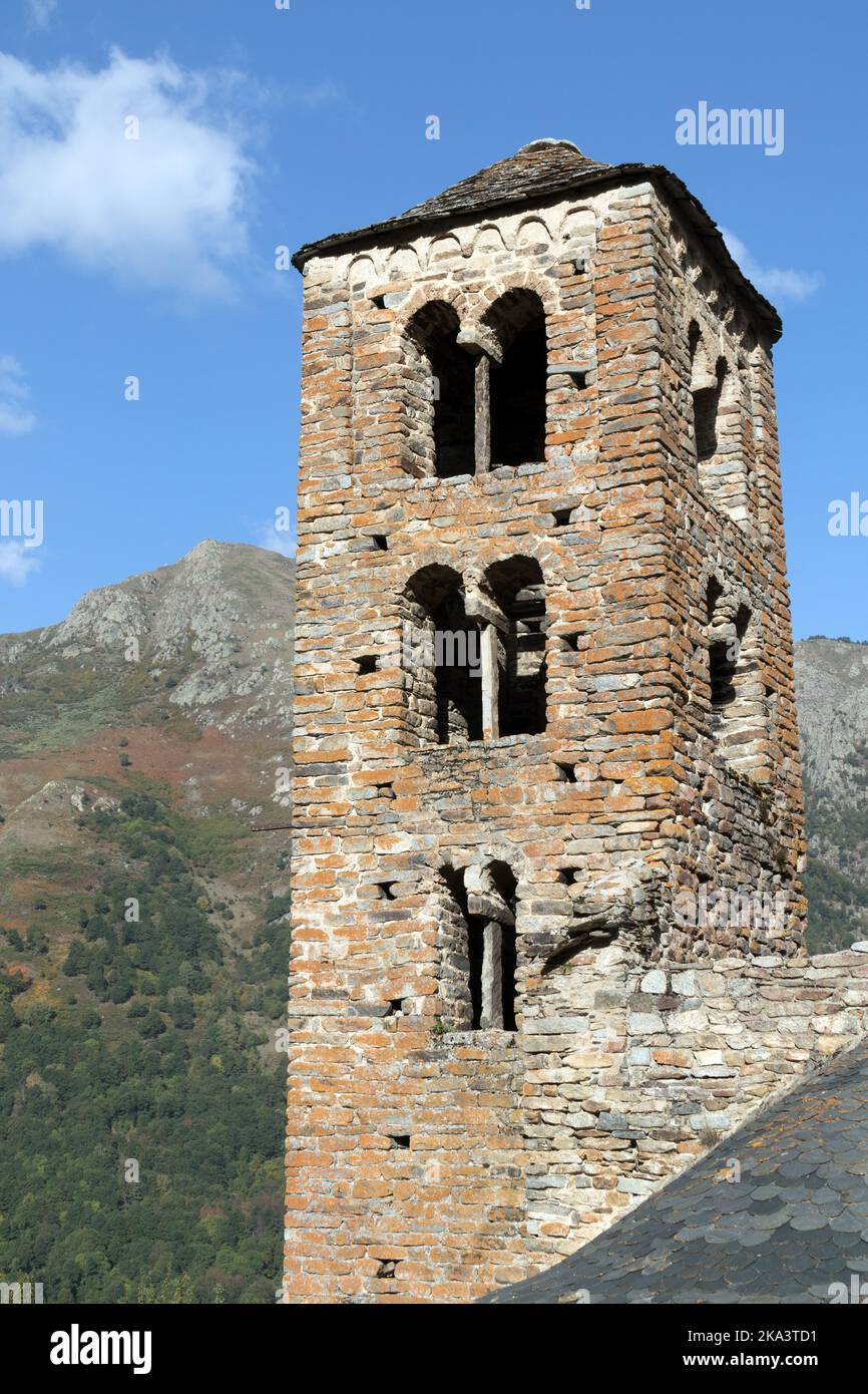 Die romanische Kirche Turm von Saint Pierre im frühen Herbst, Mérens-les-Vals, Ariège, Pyrenäen, Frankreich Stockfoto