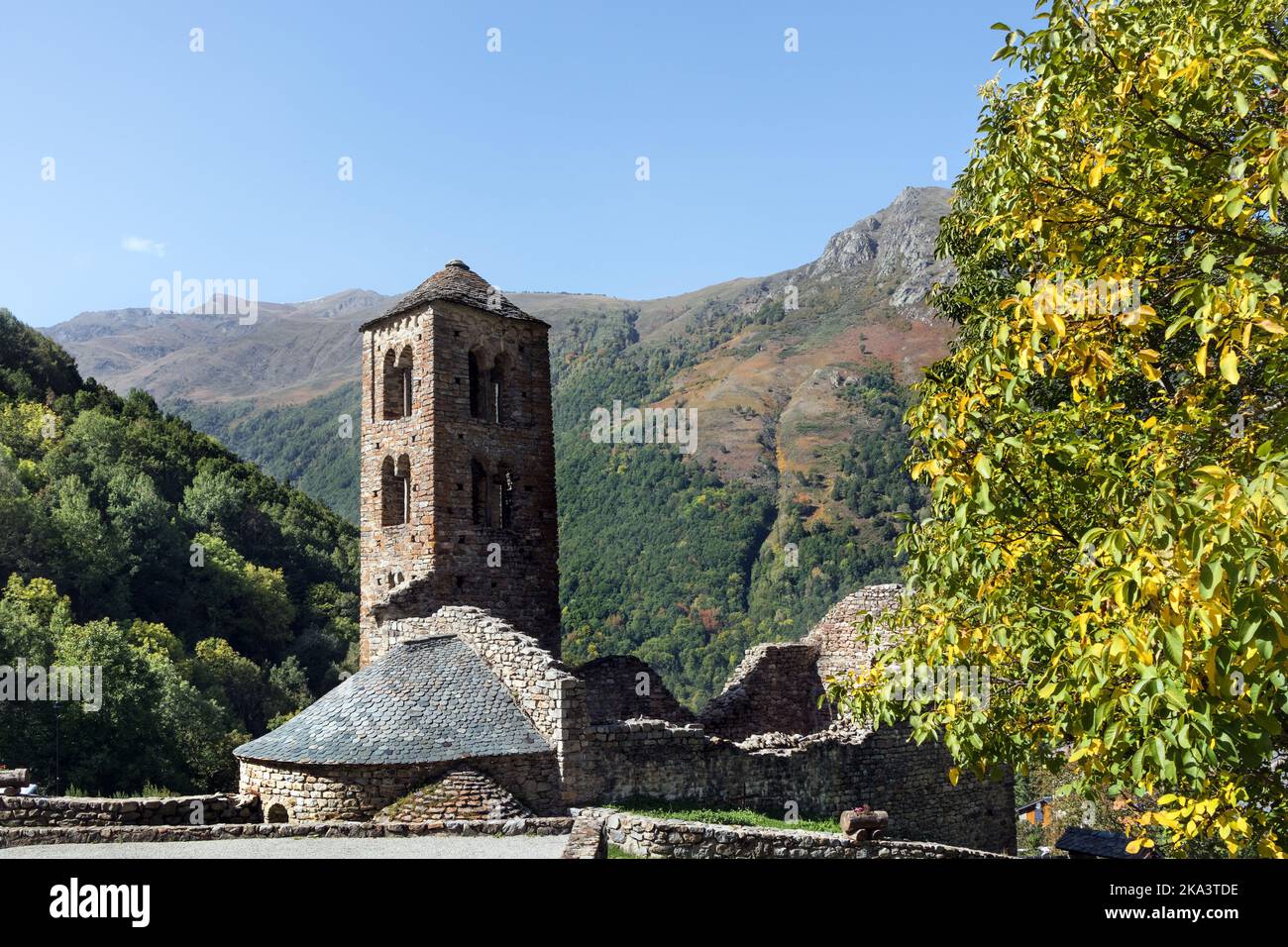 Die romanische Kirche Saint Pierre im frühen Herbst, Mérens-les-Vals, Ariège, Pyrenäen, Frankreich Stockfoto