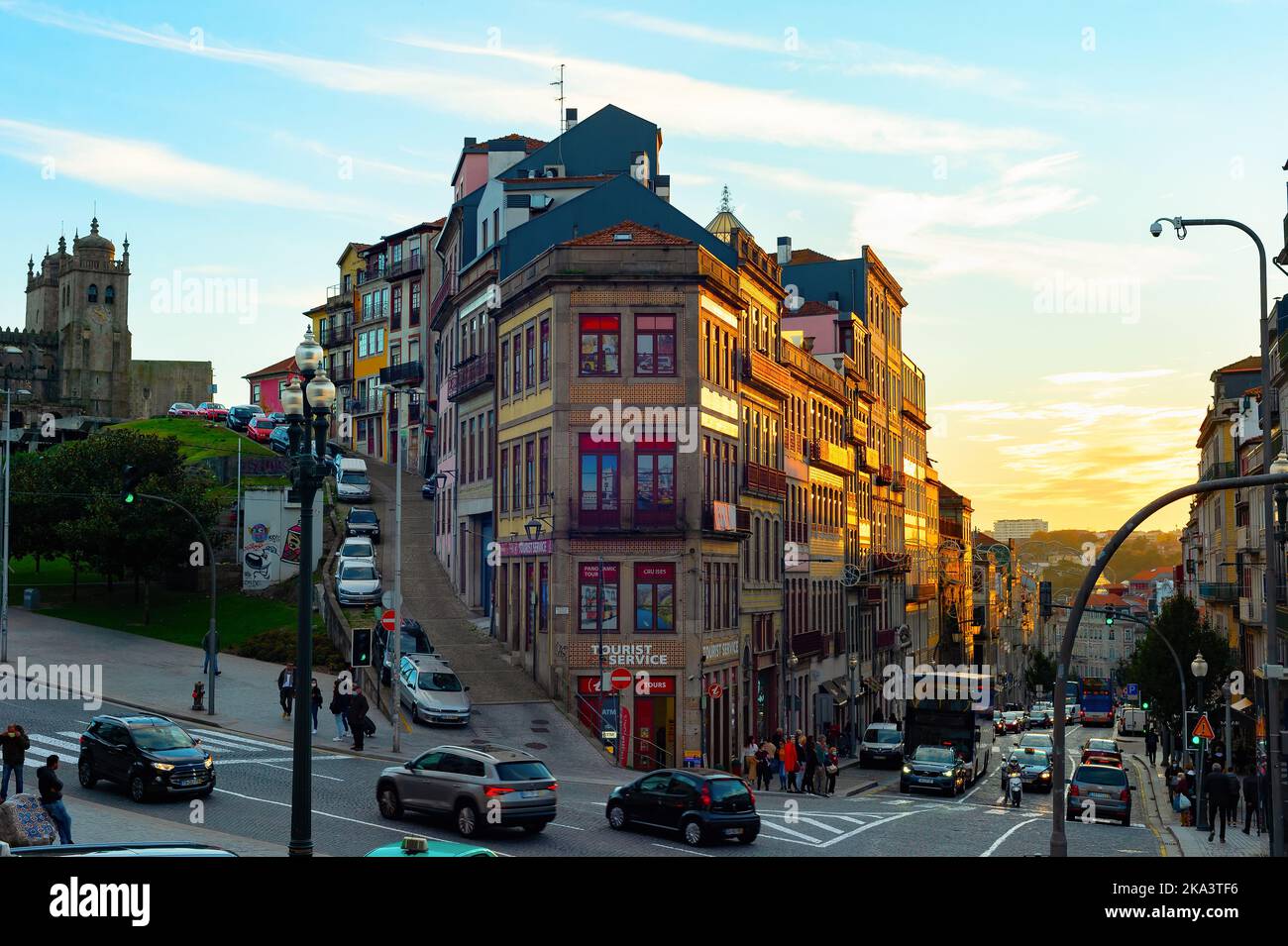 PORTO, PORTUGAL - 15. NOVEMBER 2021: Sonnenuntergang in der Innenstadt, Verkehr auf der Straße, historische traditionelle Architektur, geflieste Fassaden, touristisches Ziel Stockfoto