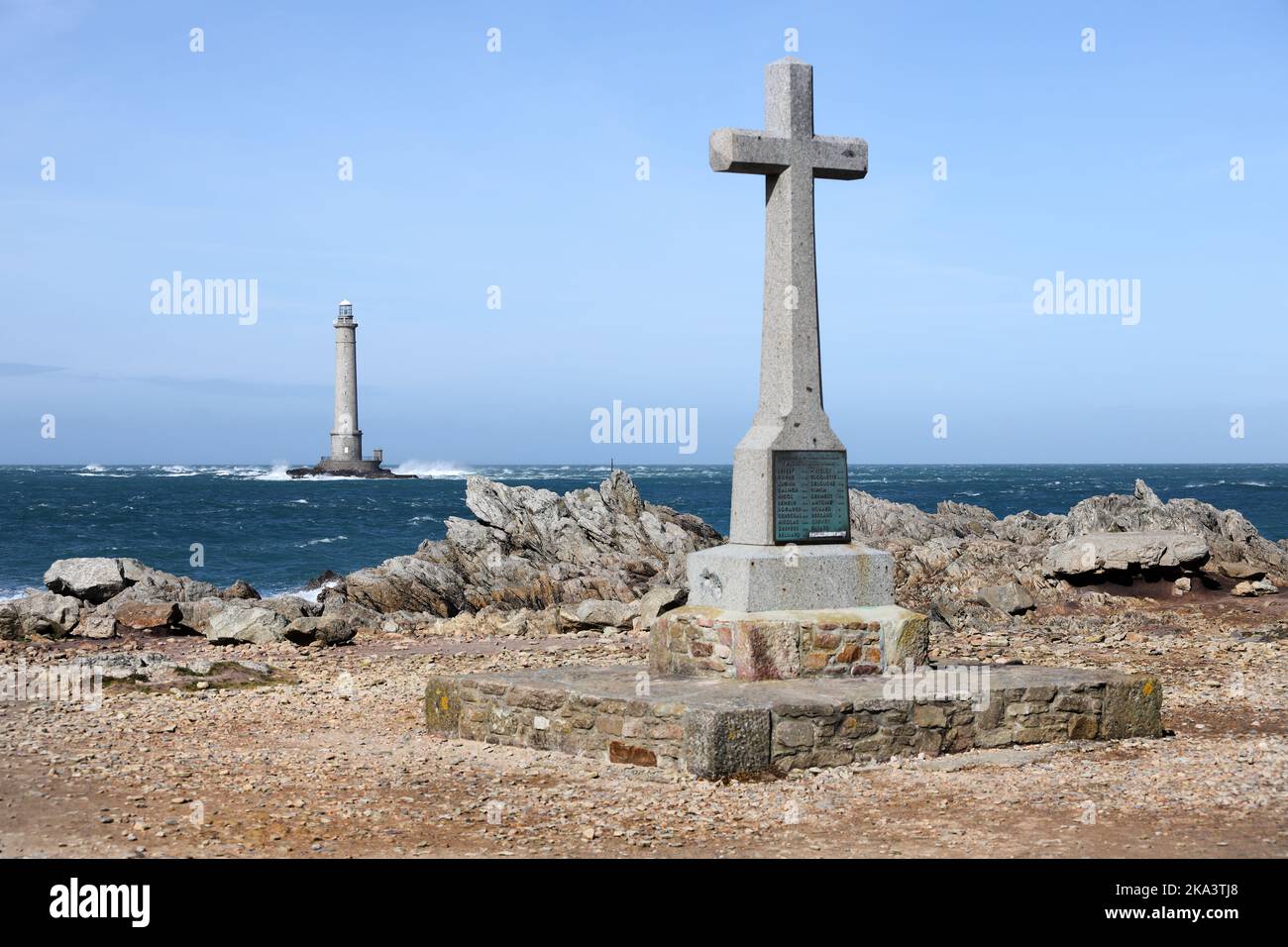 Memorial Cross und der Goury Leuchtturm, Cap de la Hague, Normandie, Frankreich Stockfoto