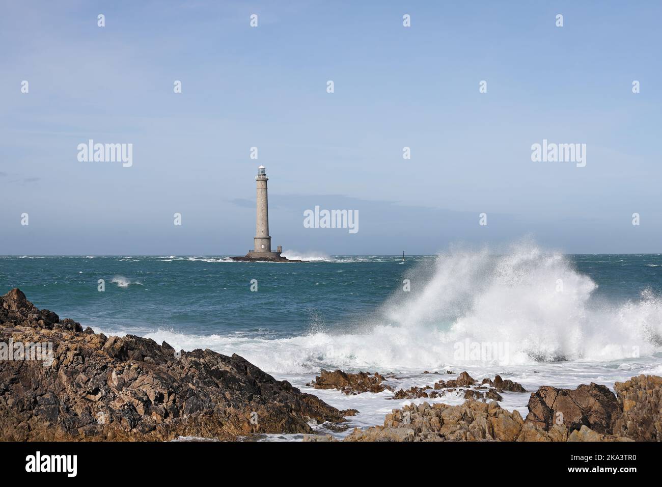 Wellen brechen vor dem Goury Leuchtturm, Cap de la Hague, Normandie, Frankreich Stockfoto