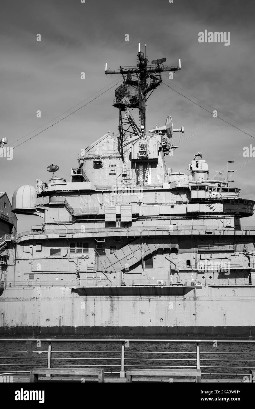 Eine vertikale Graustufe eines USS Intrepid Kommandoturms im Intrepid Sea Air & Space Museum, NYC, USA Stockfoto