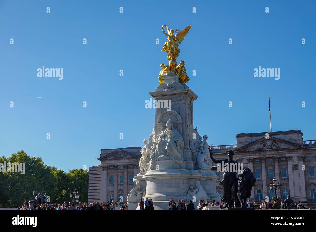 Am Victoria Memorial vor dem Buckingham Palace versammelten sich Menschenmassen, um den Wachwechsel an einem hellen, sonnigen Oktobertag in London zu beobachten. Stockfoto