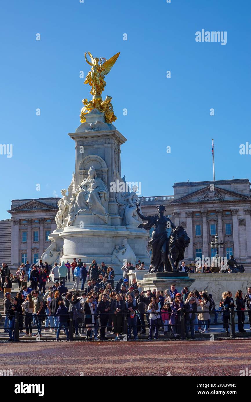 Am Victoria Memorial vor dem Buckingham Palace versammelten sich Menschenmassen, um den Wachwechsel an einem hellen, sonnigen Oktobertag in London zu beobachten. Stockfoto