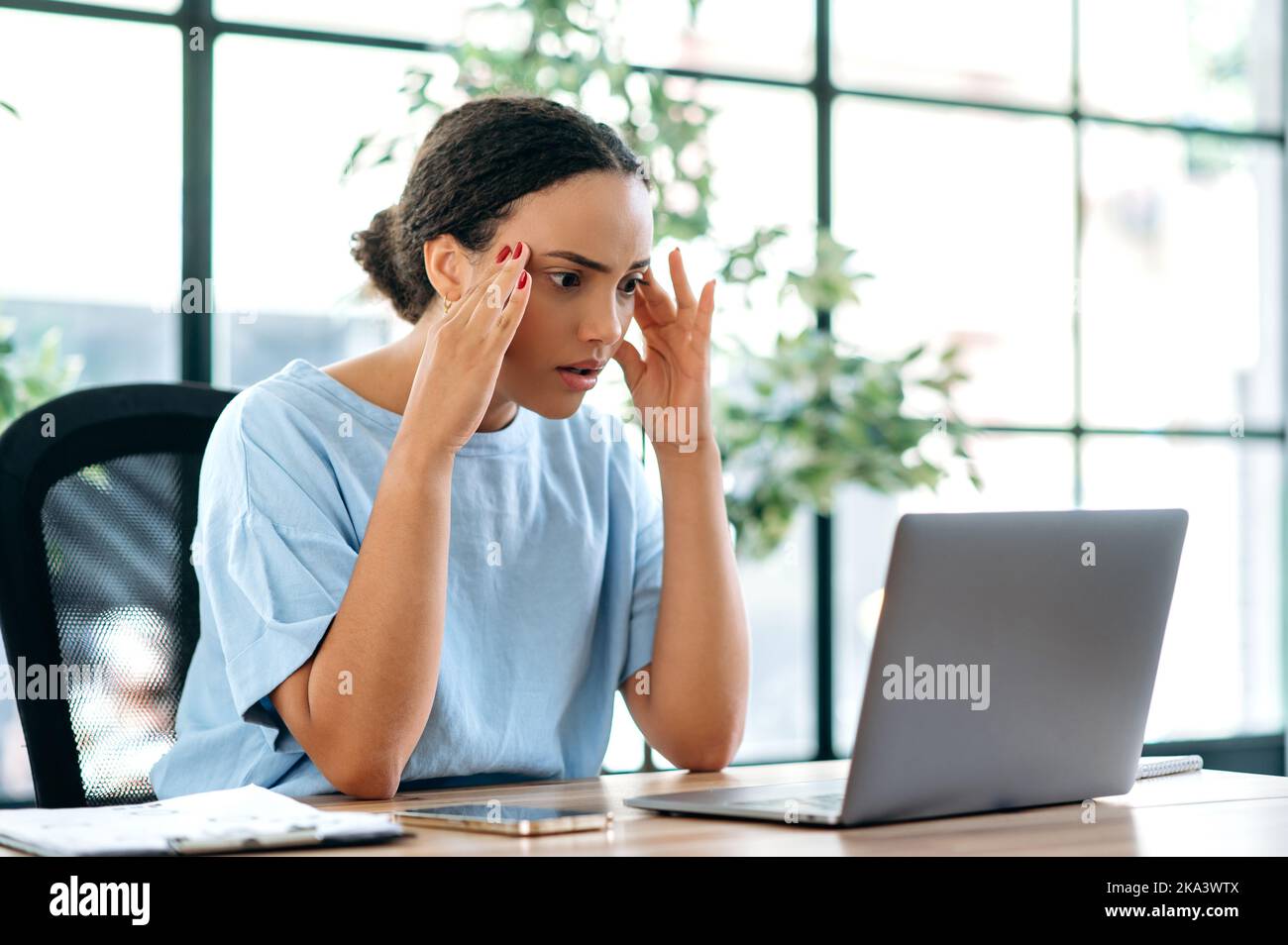 Überrascht frustrierte, gemischte Büroangestellte, die an einem Schreibtisch im Büro sitzen, enttäuscht auf den Laptop-Bildschirm schauen, schlechte Nachrichten lesen, schlechtes Arbeitsergebnis erzielen, negative Emotionen erleben Stockfoto