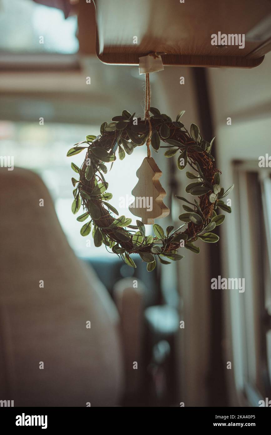 Nahaufnahme eines Weihnachtskranzes, der in einem Wohnmobil hängt Stockfoto