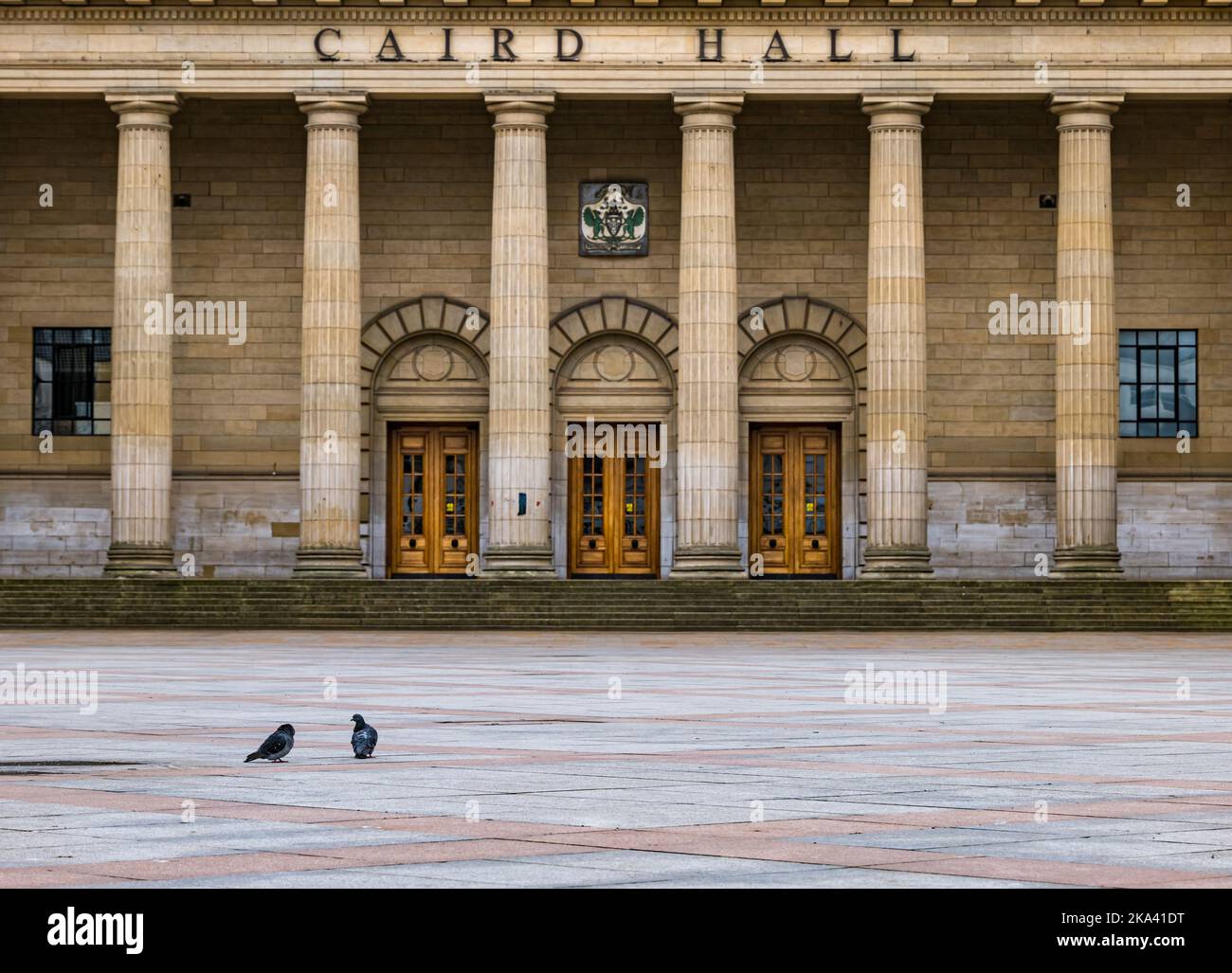 Grand Pillars und Doors of Caird Hall in City Square, Dundee, Schottland, Großbritannien Stockfoto