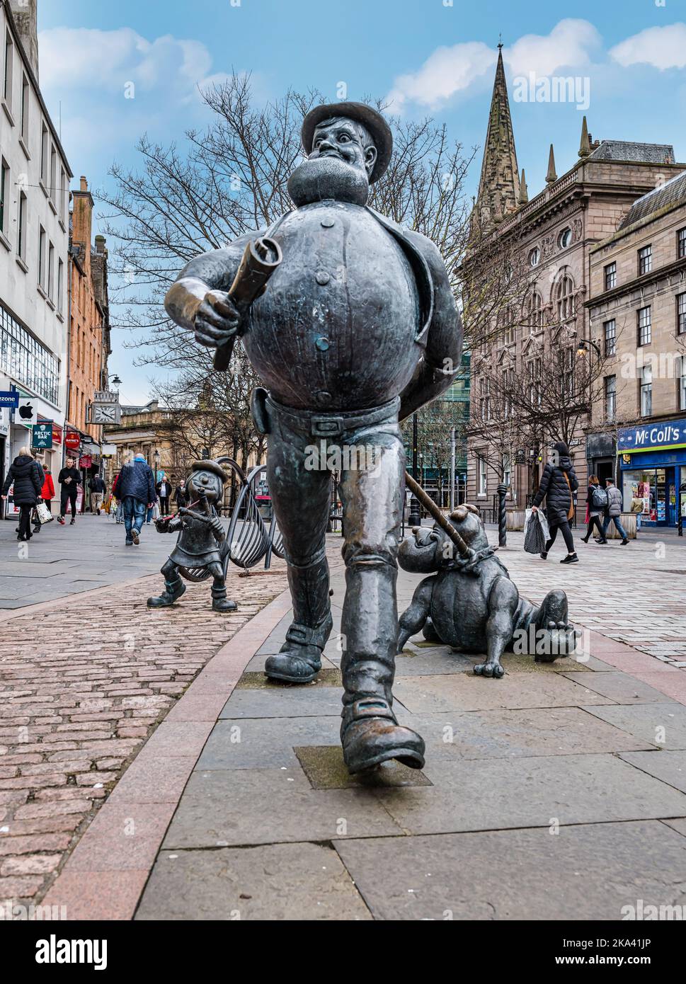 Bronzeskulptur der Comicfigur Desperate Dan von Beano, Minnie the Minx & Pug, Dundee High Street, Schottland, Großbritannien Stockfoto