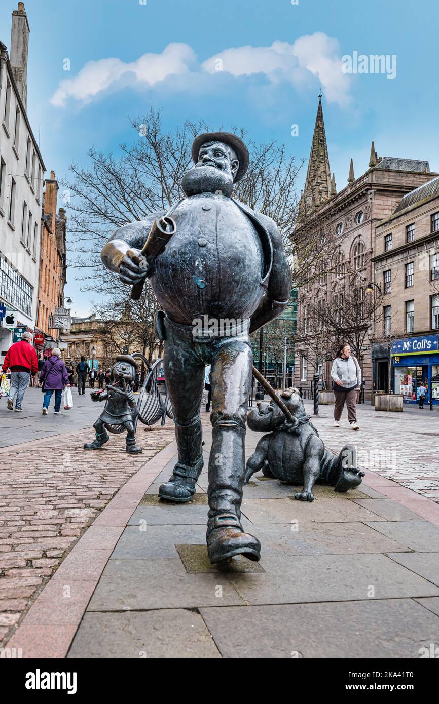 Bronzeskulptur der Comicfigur Desperate Dan von Beano, Minnie the Minx & Pug, Dundee High Street, Schottland, Großbritannien Stockfoto