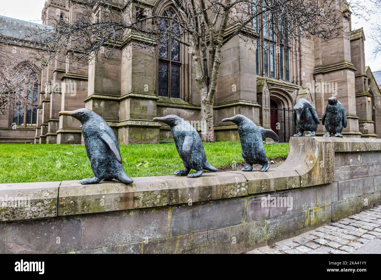 Bronze skurrile Skulptur von Pinguinen genannt Pinguine auf Parade von Angela Hunter, Dundee, Schottland, Großbritannien Stockfoto