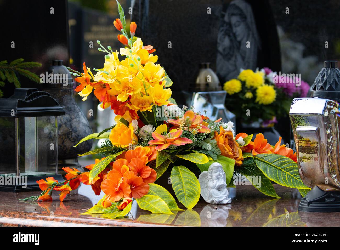 Blumen auf dem Grab. Fest der Toten. Ein Blumenstrauß auf dem Friedhof, Stockfoto