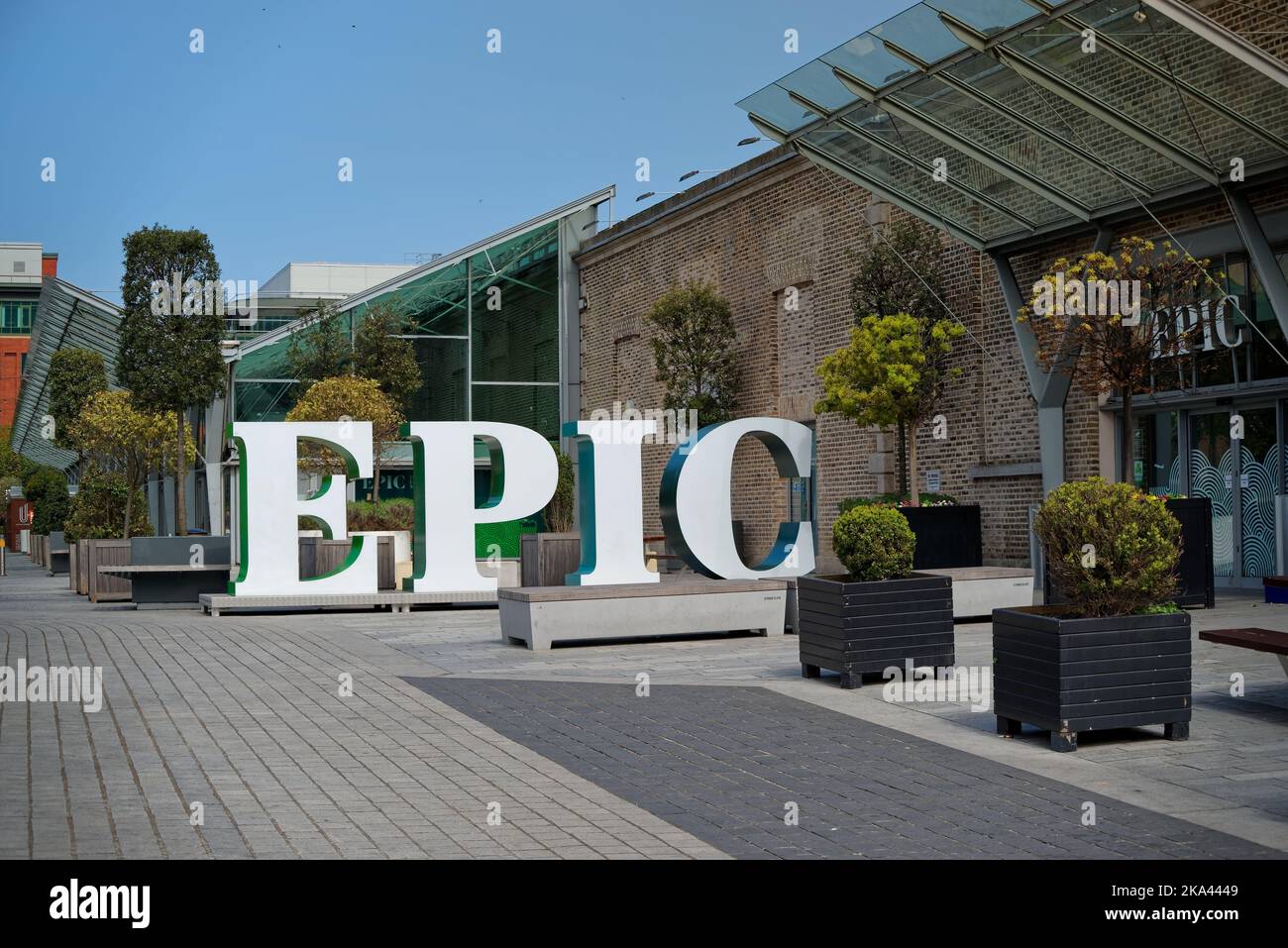 Logo mit EPISCHEM Namen am Eingang zum interaktiven Irish Emigration Museum am Custom House Quay in Dublin. Freistehende, riesige weiße Großbuchstaben. Stockfoto