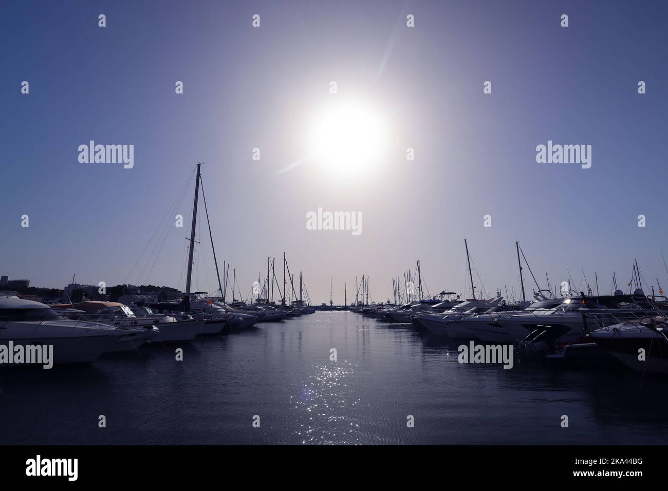 Boote standen in Santa Eulalia Mariner an. Ibiza, Balearen, Spanien. Stockfoto