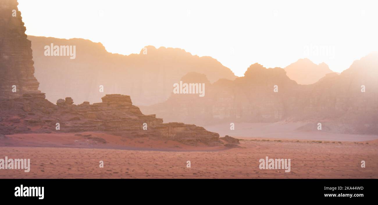 Planet Mars-ähnliche Landschaft - Foto der Wadi Rum Wüste in Jordanien mit rotem rosafarbenem Himmel oben wurde diese Location als Drehort für viele Science-Fiction-Filme genutzt Stockfoto