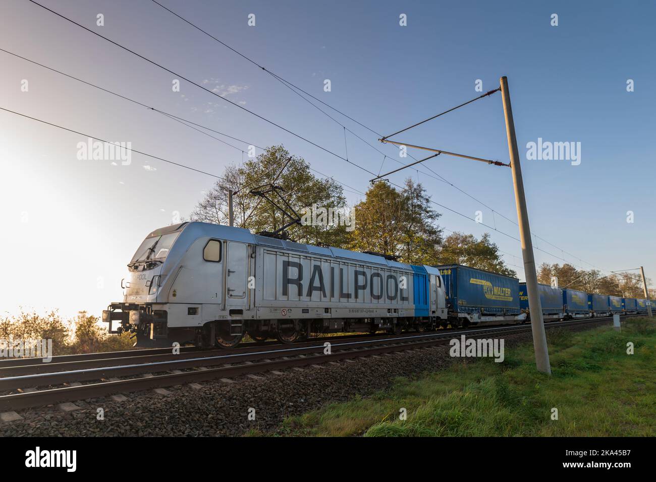 Deutschland , Krimnitz , 30.10.2022 , Ein Güterzug, der von einem Lokomotivvermieter Railpool gezogen wird Stockfoto