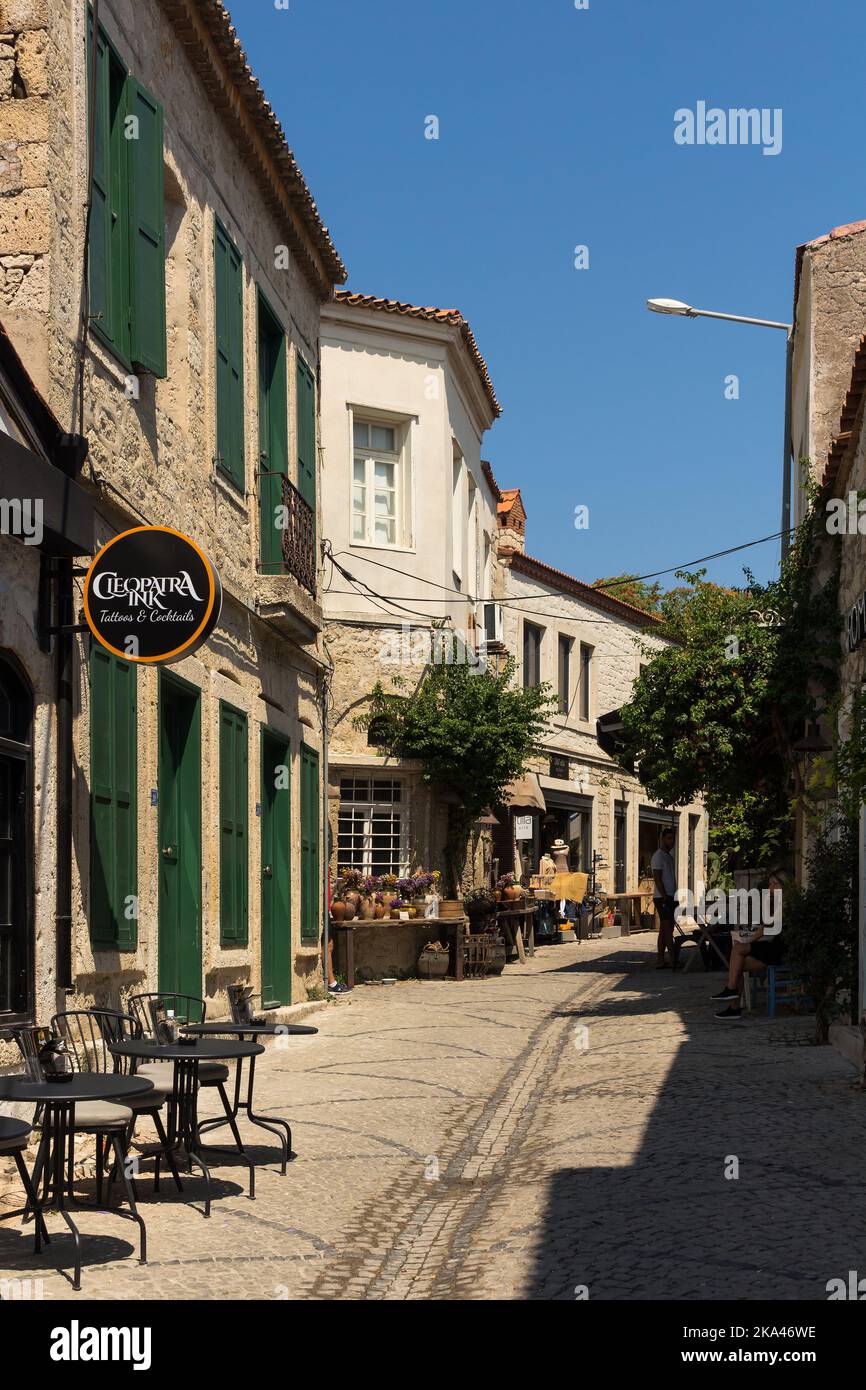 Blick auf alte, historische, traditionelle Steinhäuser und Cafés in der berühmten, touristischen ägäischen Stadt Alacati. Es ist ein Dorf von Cesme, Türkei. Es ist ein Stockfoto