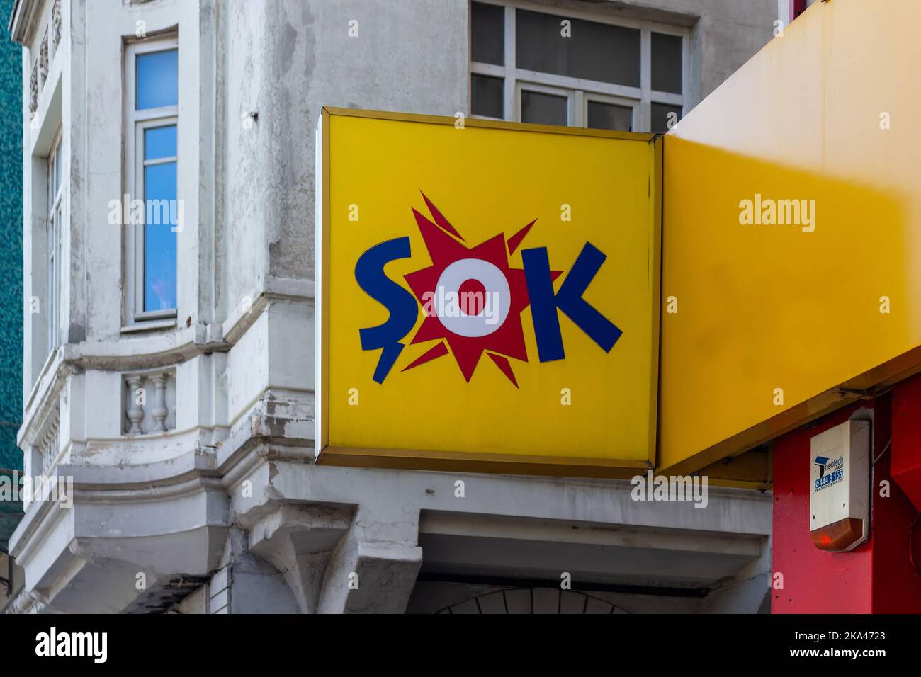 Nahaufnahme eines Schilder eines türkischen Discounter, das für sein begrenztes Angebot an Grundnahrungsgütern und Konsumgütern bei CO bekannt ist Stockfoto