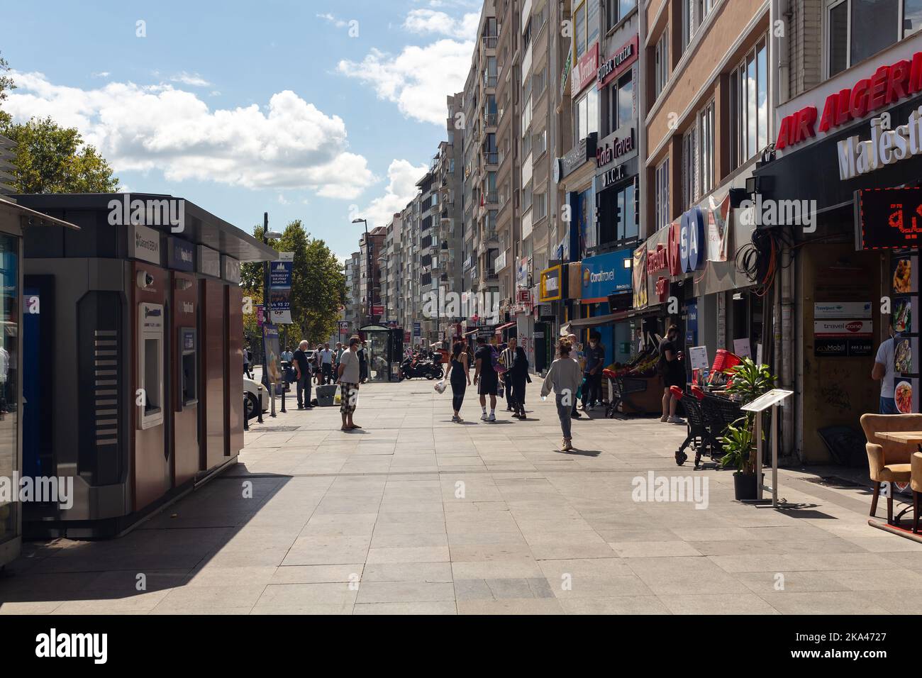 Blick auf Menschen, die auf dem Bürgersteig durch eine der Hauptstraßen namens Halaskargazi im Stadtteil Sisli in Istanbul gehen. Es ist ein sonniger Sommertag. Stockfoto
