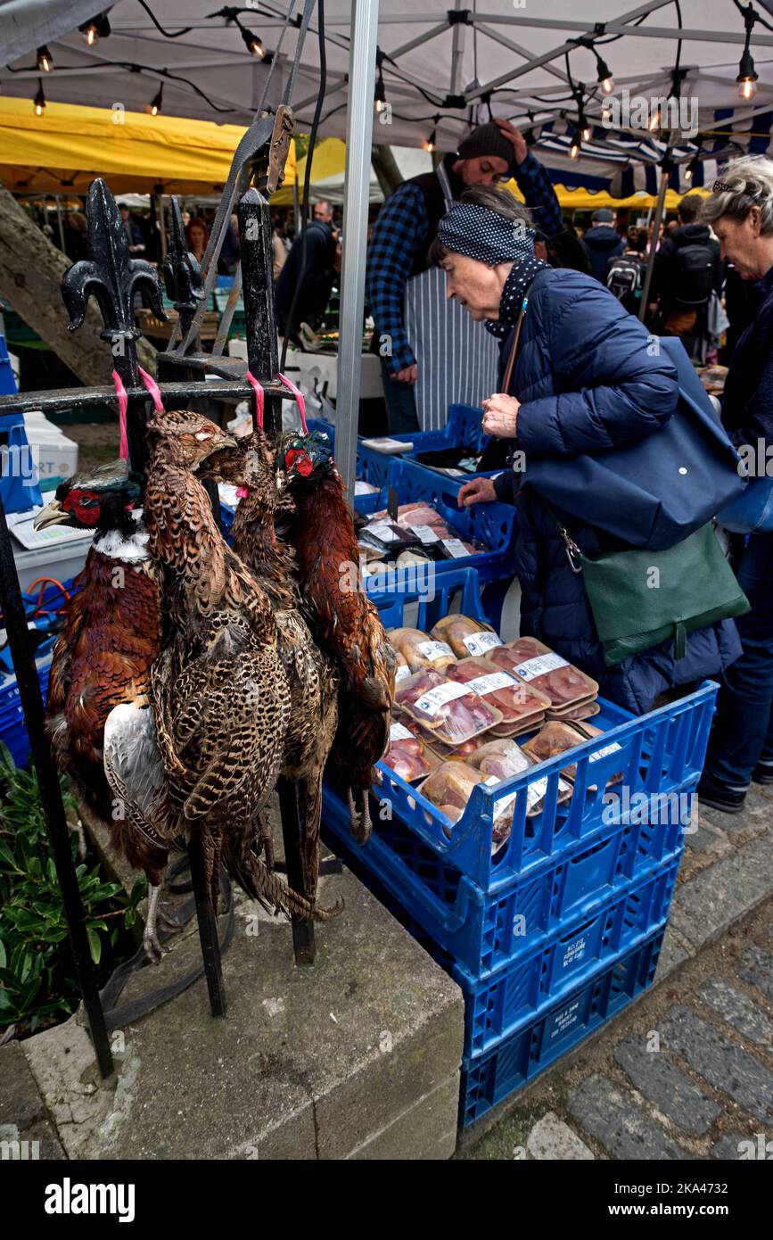 Wildvögel zum Verkauf, die an Geländern am Stockbridge Sunday Market in Edinburgh, Schottland, Großbritannien, hängen. Stockfoto