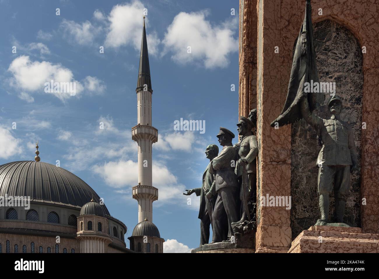 Nahaufnahme des republikdenkmals am Taksim-Platz und der neu errichteten Moschee in Istanbul. Es ist ein sonniger Sommertag. Stockfoto