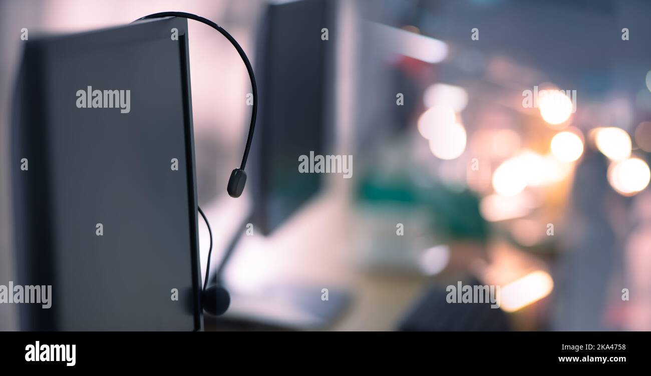 IT-Support, Call-Center und Customer Service Helpdesk-Konzept, Headset auf dem Computermonitor mit Kopierplatz. Stockfoto
