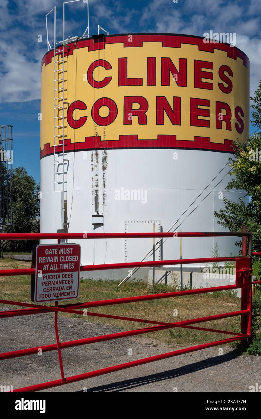 Ein großer Tank, die obere Hälfte rot und gelb mit den Worten Cline Corners in großen Blockbuchstaben, Clines Corners, New Mexico. Stockfoto