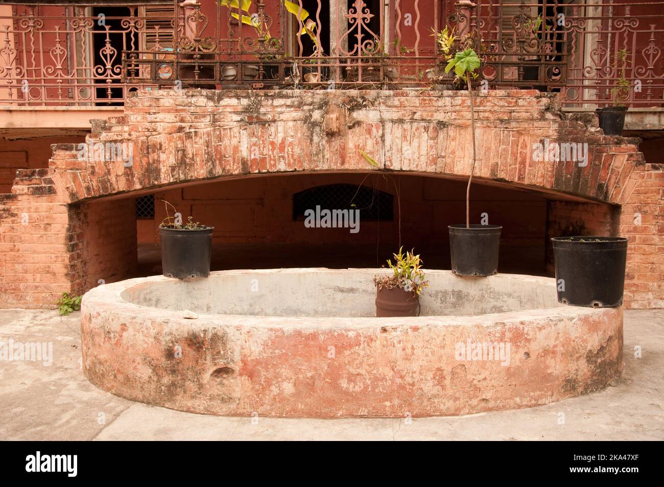 Brunnen und Eingang, Haus im alten Kolonialstil, Jacmel, Haiti Stockfoto