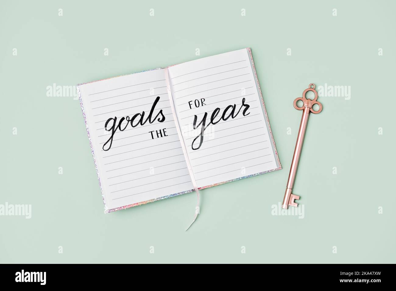Ziele für das Jahr 2023, Auflösung für das neue Jahr. Text Ziele für das Jahr in geöffnetem Notizblock auf dem Tisch. Beginnen Sie das neue Jahr, und planen Sie die Stockfoto