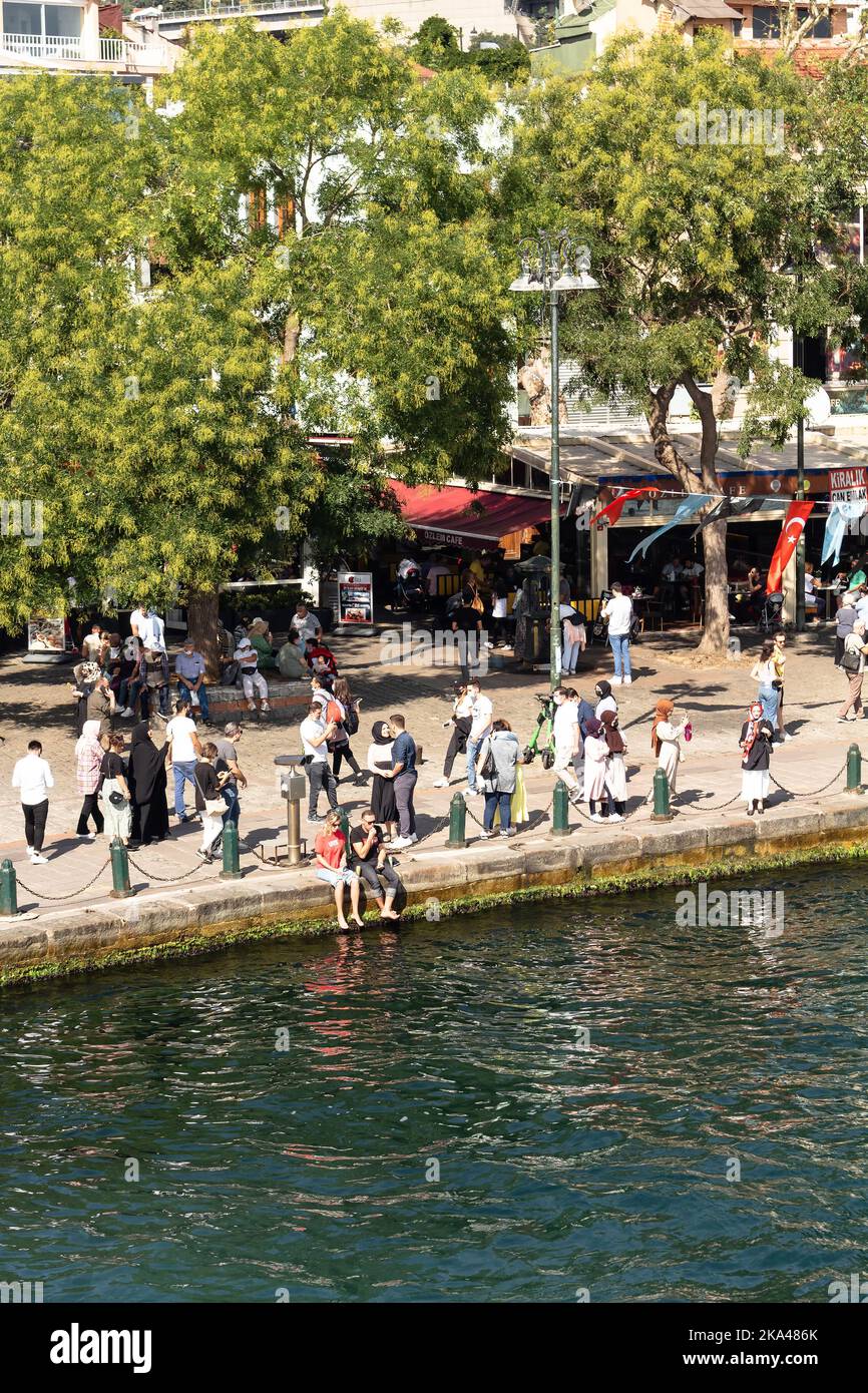 Blick auf die Menschen auf dem touristischen Ortakoy-Platz in Istanbul. Es ist ein sonniger Sommertag. Stockfoto