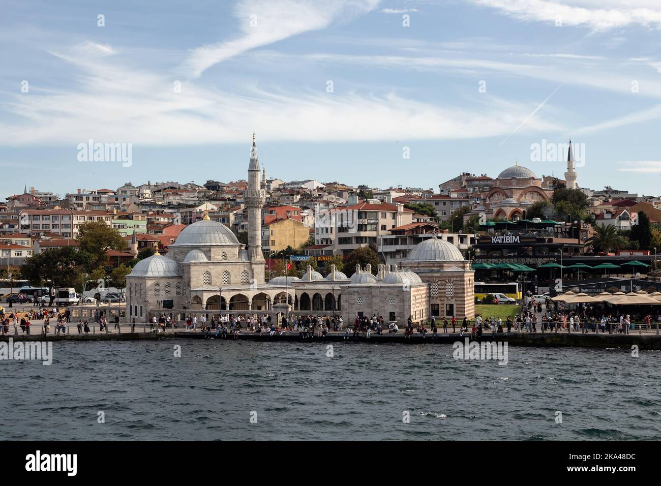 Blick auf die historische Moschee Semsi Pasa am Uskudar-Platz auf der asiatischen Seite Istanbuls. Es ist ein sonniger Sommertag. Wunderschöne Szene. Stockfoto
