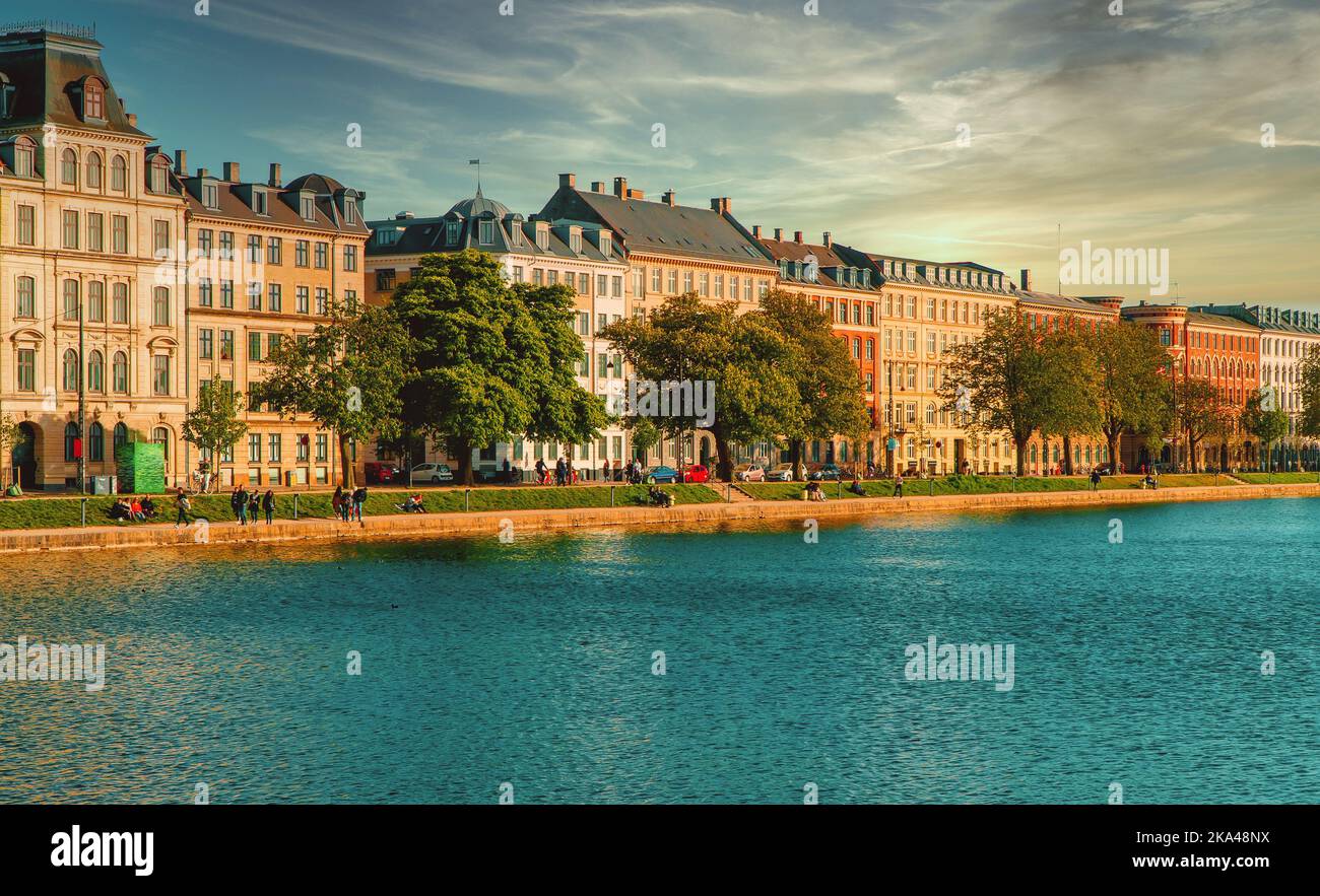 Traditionelle Nachbarschaftsarchitektur in Kopenhagen, Dänemark. Stockfoto