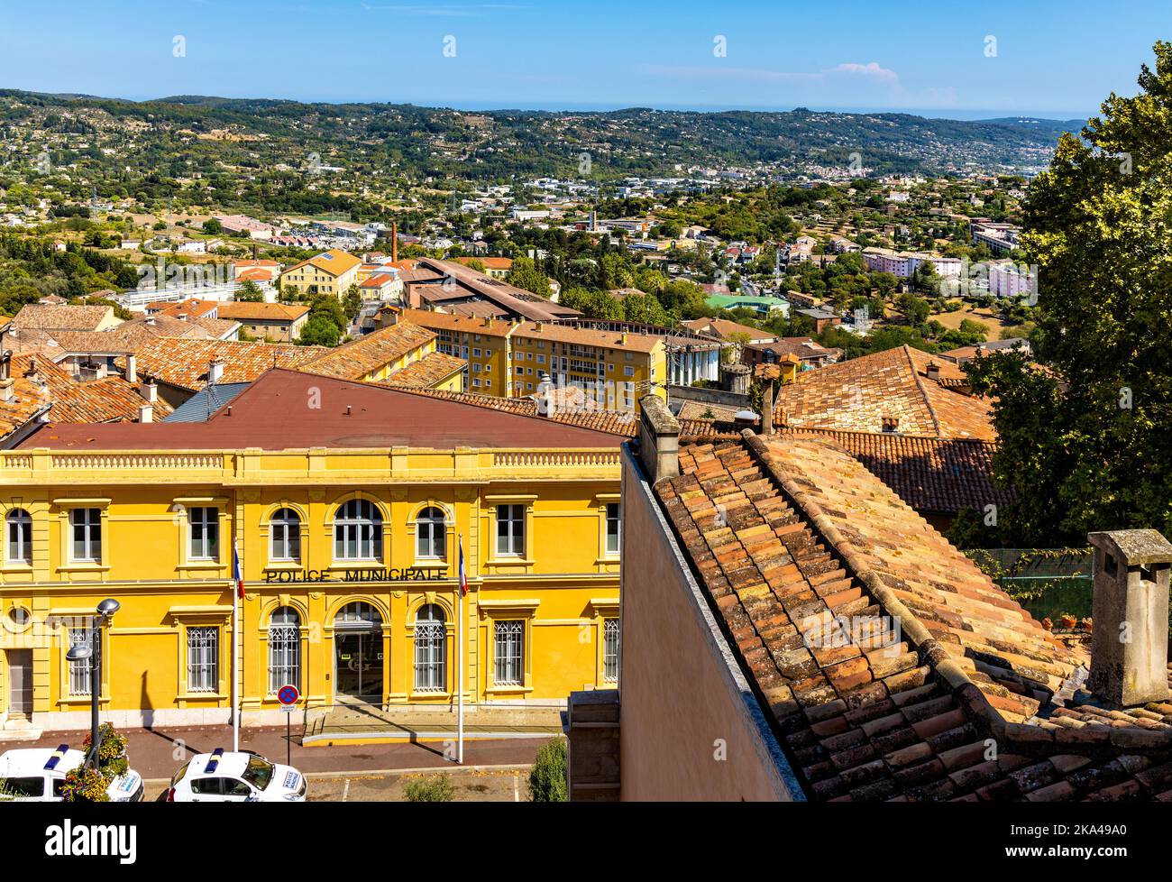 Grasse, Frankreich - 6. August 2022: Panoramablick auf den Osthang der Unterstadt und die Berge der Cote d'Azur Alpen vom alten Stadtviertel aus gesehen Stockfoto