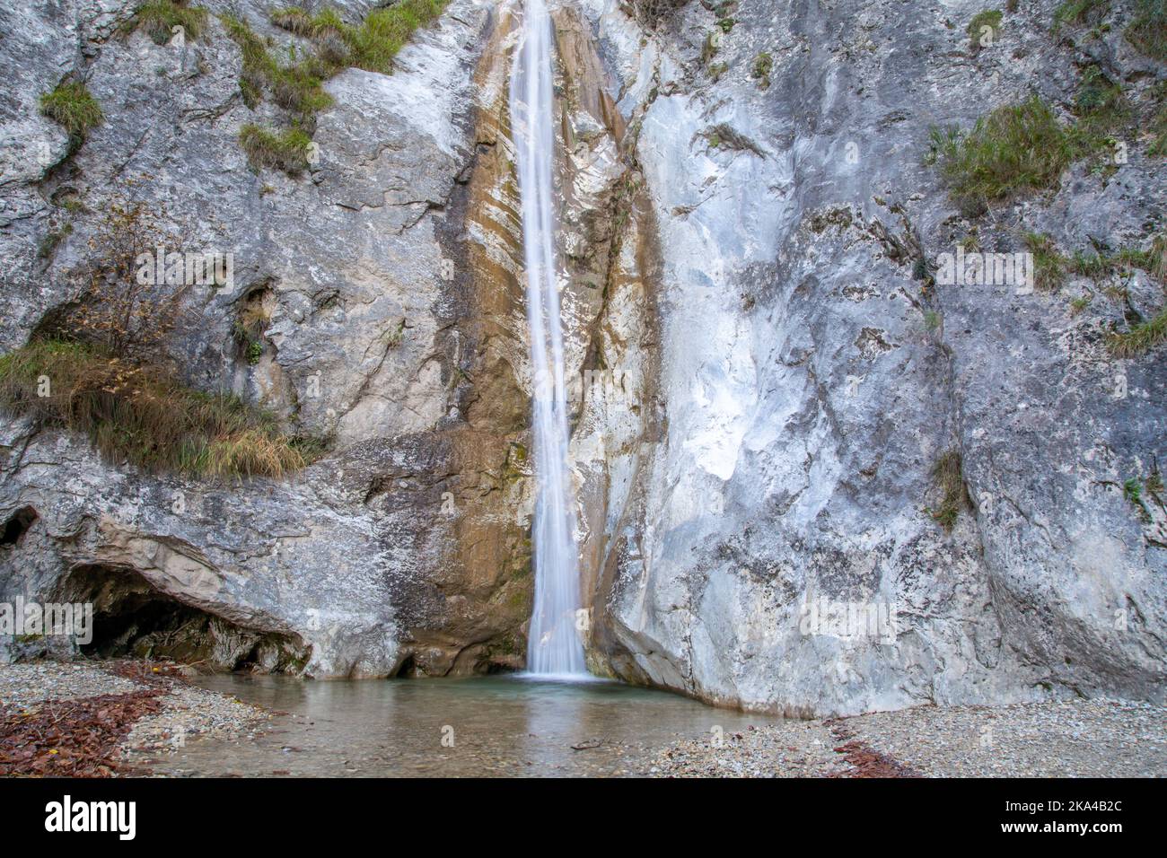 Herbst im Gesso-Tal: Farbenpracht, Gipfel, Seen, Wasserfälle und alpine Flora Stockfoto