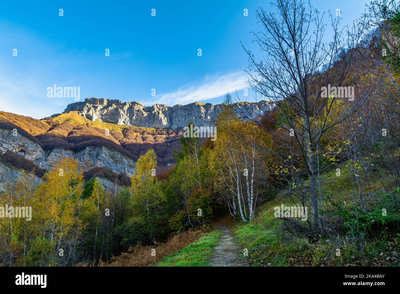 Herbst im Gesso-Tal: Farbenpracht, Gipfel, Seen, Wasserfälle und alpine Flora Stockfoto