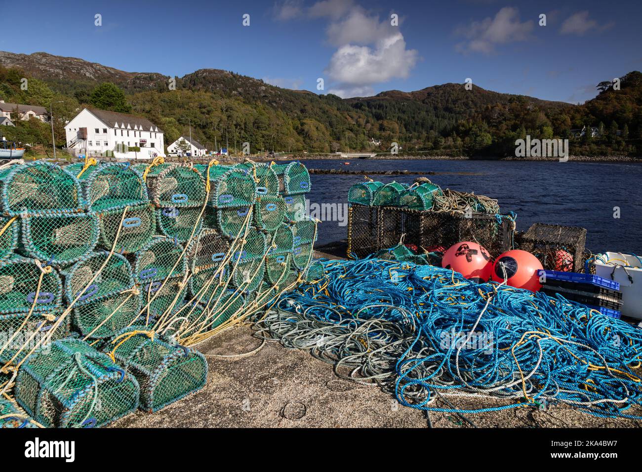 Hummertöpfe im Hafen von Gairloch an der Atlantikküste Schottlands Stockfoto