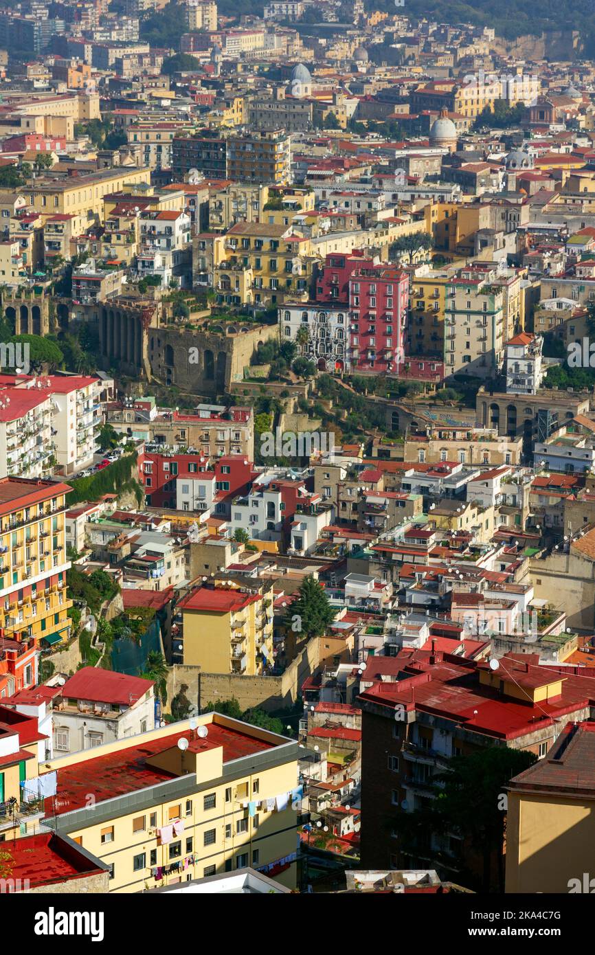 Dichtes städtisches Gehäuse Neapel Italien Stockfoto