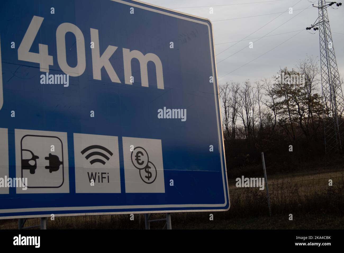 Straßenschild (Schild) auf der Autobahn für Tankstelle mit Symbolen und Informationen über Kraftstoff, WLAN und Geldautomaten vor Ort verfügbar Stockfoto