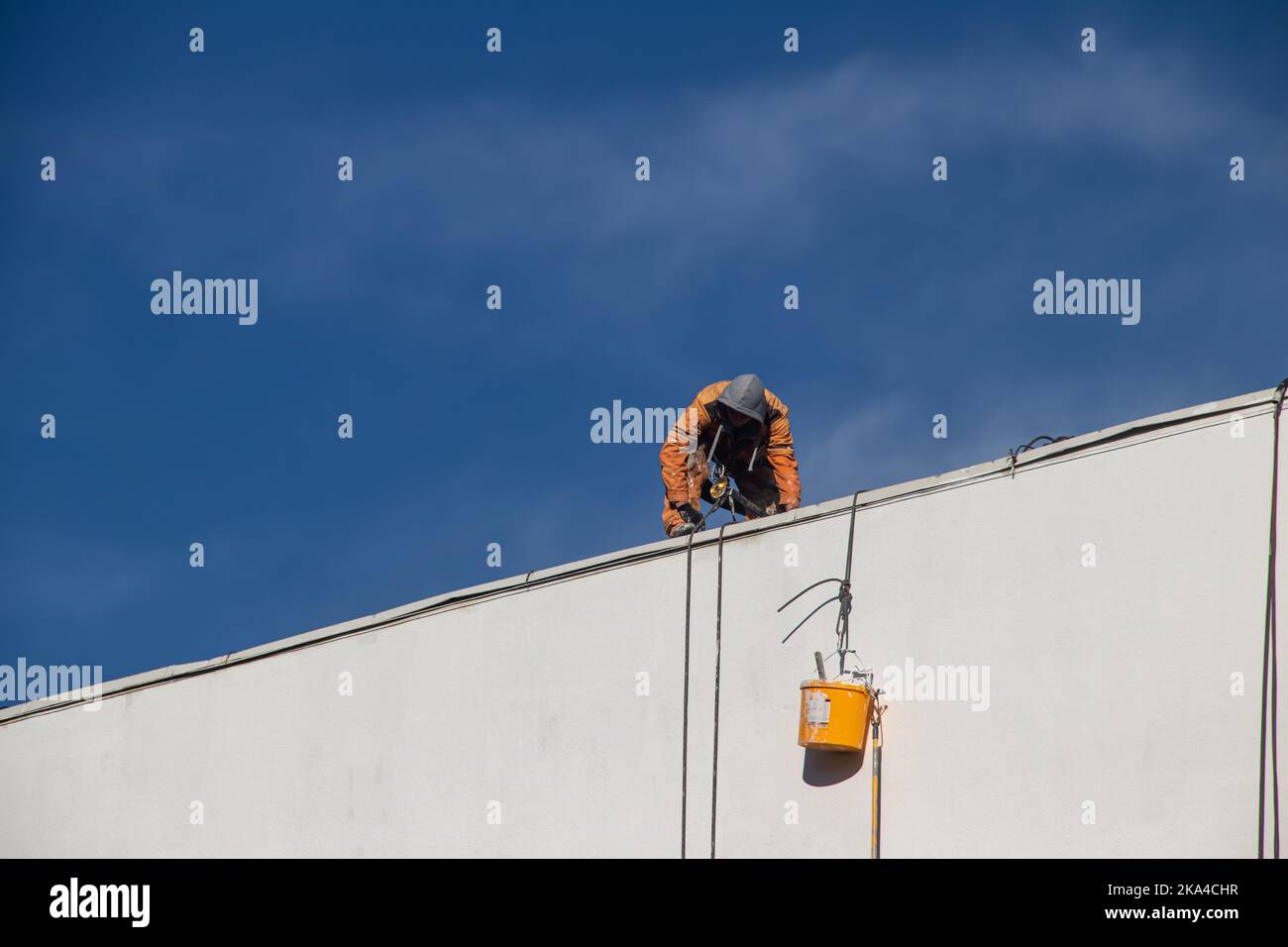 Bauarbeiter auf der Baustelle, Absturzsicherung, Körperrückhaltesystem, Auffanggurt unter Warnjacke getragen Stockfoto