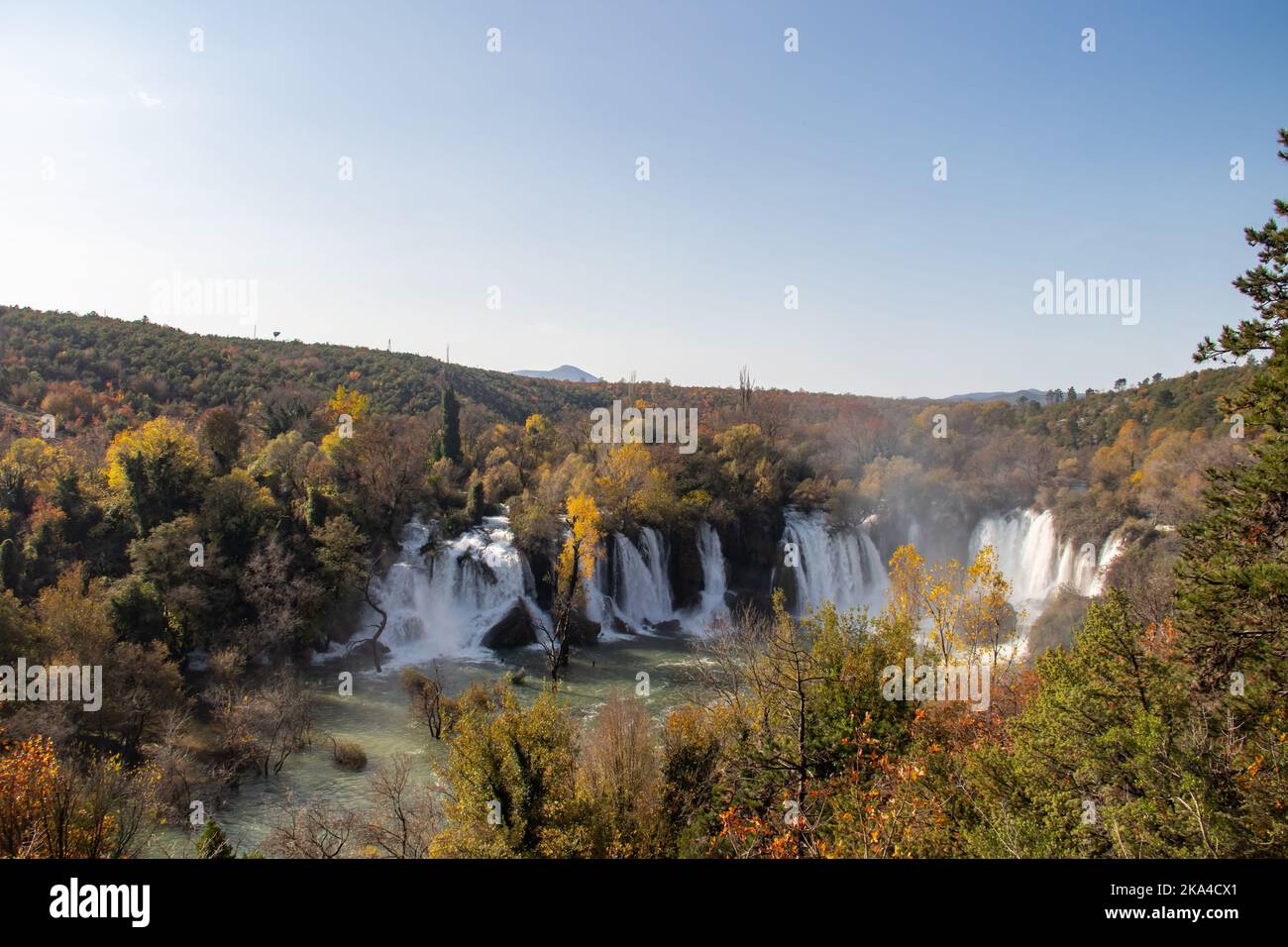 Wasserfall Kravice, im südlichen Teil von Bosnien und Herzegowina gelegen, ist der perfekte Picknick- und Wanderort für einen Urlaub Stockfoto