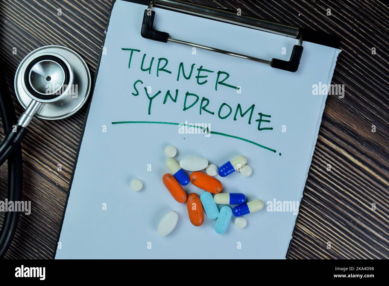 Konzept des Turner-Syndroms Schreiben Sie auf Papierkram mit Stethoskop isoliert auf Holztisch. Stockfoto
